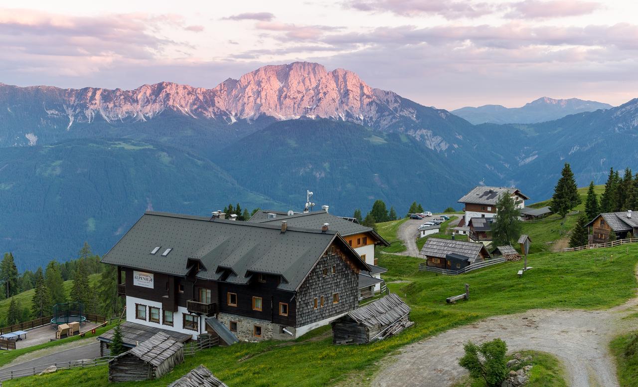 Sattleggers Alpenhof & Feriensternwarte Hotell Greifenburg Exteriör bild